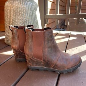 SOREL wedge boots size 8